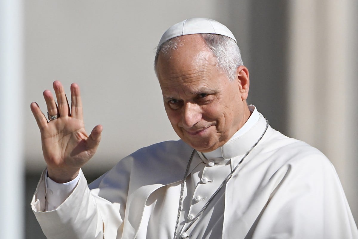 El papa León XIV saluda a la multitud desde su papamóvil durante la audiencia general semanal en la Plaza de San Pedro en el Vaticano, el 2 de septiembre de 2026. (Andreas SOLARO / AFP)