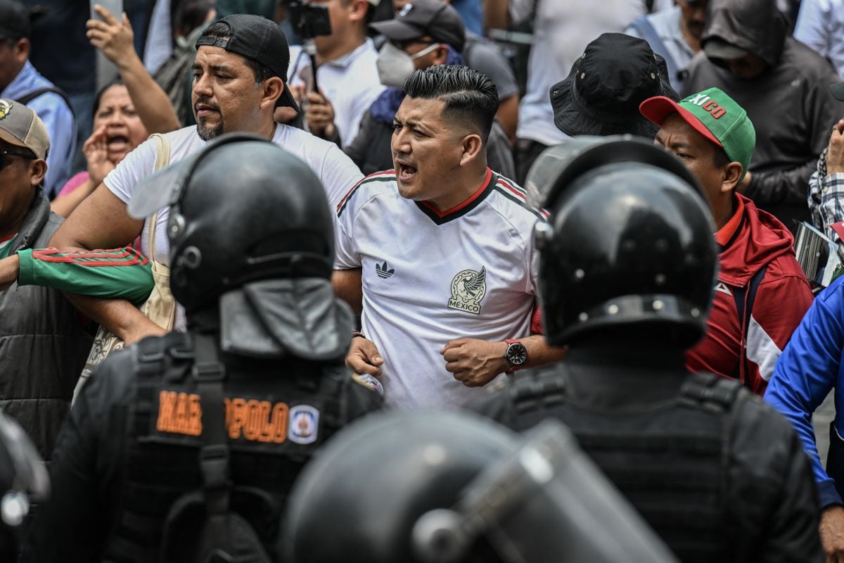 Miles de docentes bloquearon una de las principales vías hacia el Estadio Azteca para exigir mejoras salariales y cambios en el sistema de pensiones. El Gobierno mexicano aseguró que la inauguración del Mundial está garantizada. (Foto: Yuri CORTEZ / AFP)
