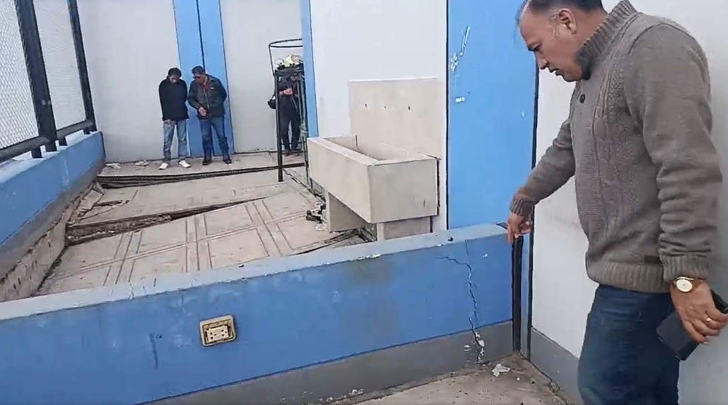 Colegio Casimiro Cuadros tiene hundimientos y rajaduras, pese a tener solo 3 años de construcción (Foto: RPP)