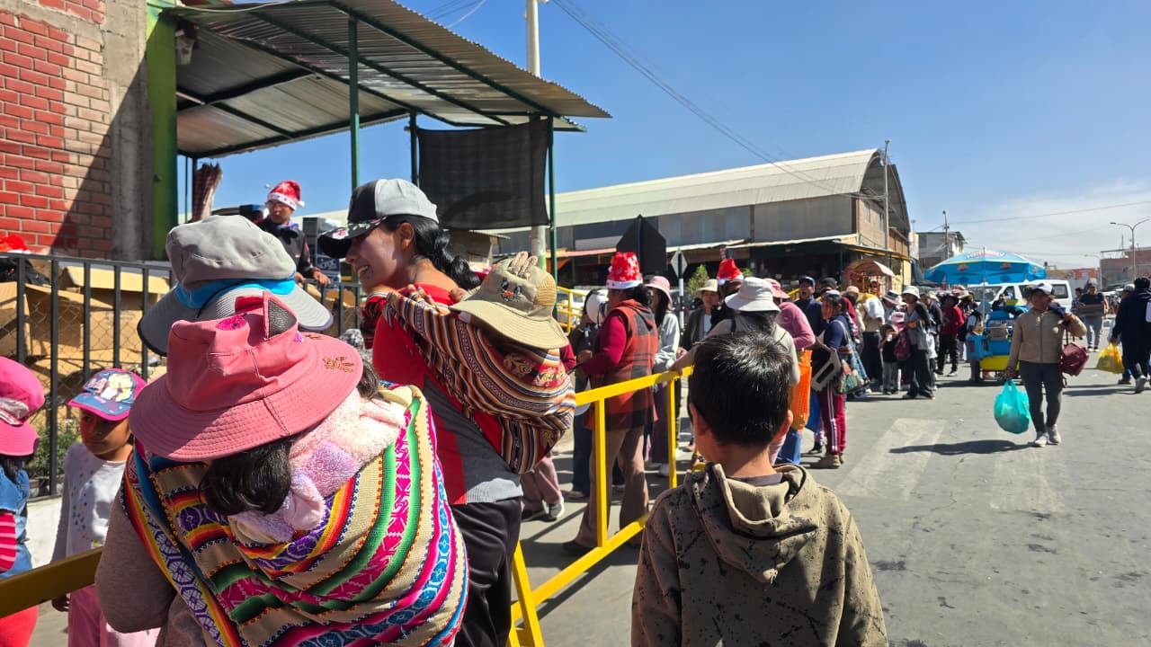 Gran Chocolatada en mercado mayorista de Río Seco, Cerro Colorado. (Foto: Yunsu Pariapaza/@photo.gec)