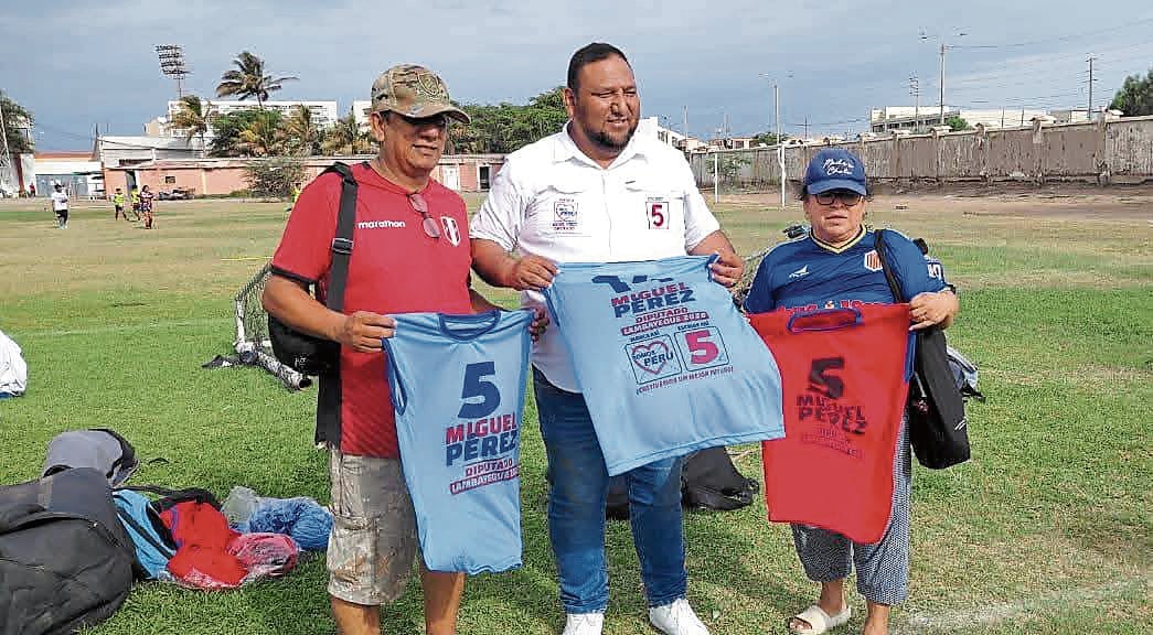Aspirante a diputado lleva la propaganda de su partido a escenarios deportivos.