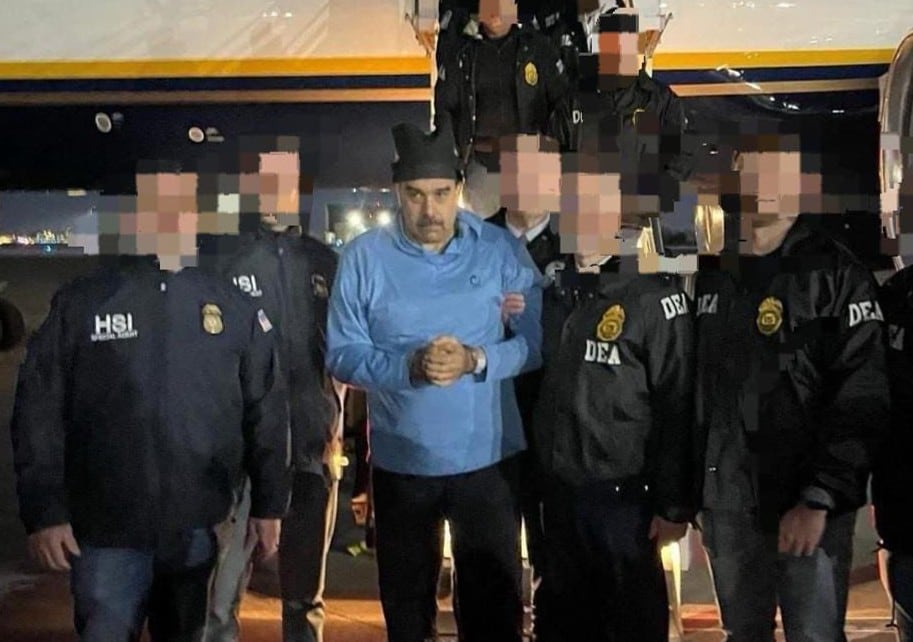 Maduro desciende esposado del avión militar tras aterrizar en Nueva York. (EFE)