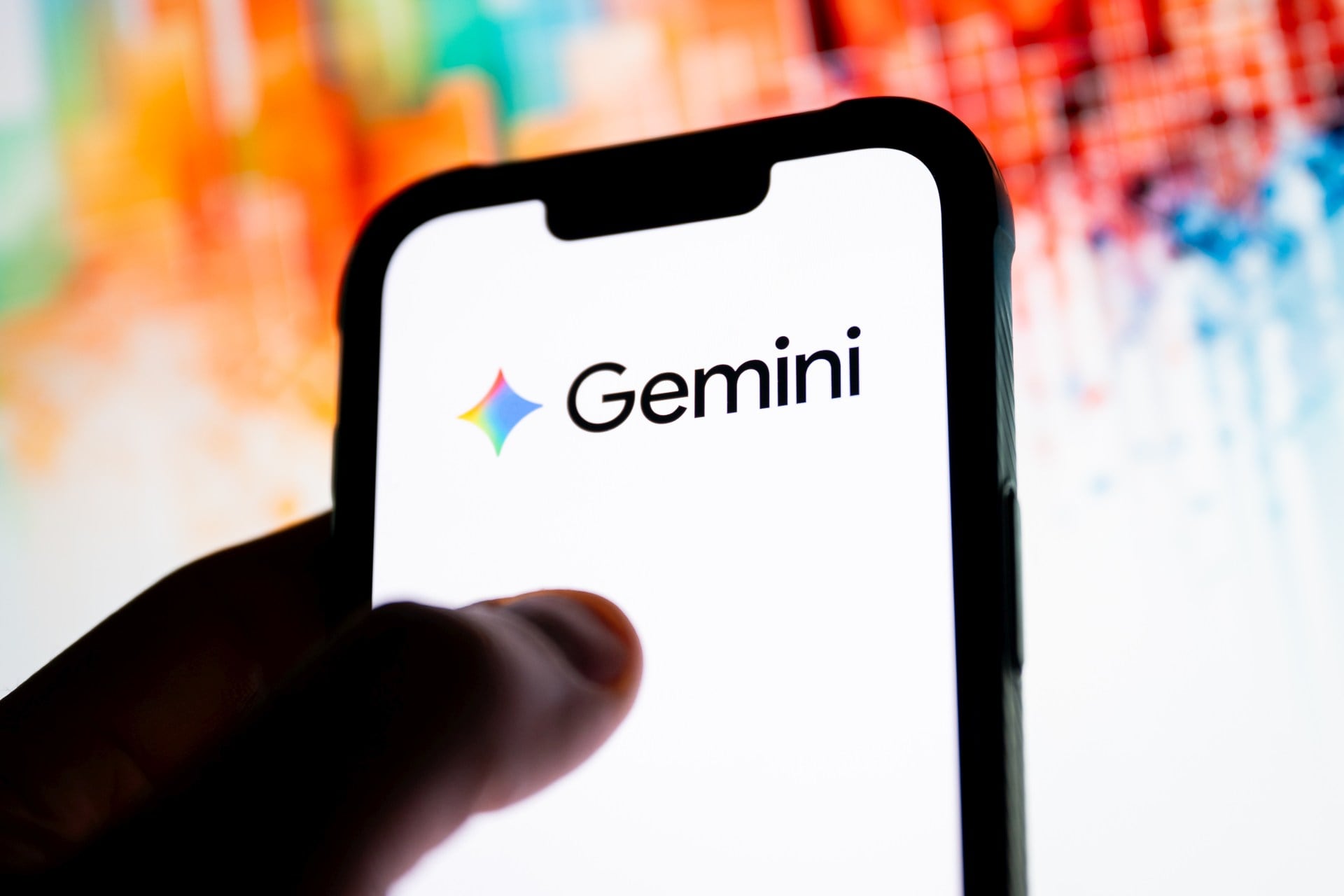 La compañía tecnológica anunció nuevas funciones de inteligencia artificial para emprendedores, que permitirán crear imágenes adaptadas a sus marcas, analizar información financiera y conectar aplicaciones como Google Ads, Canva y Shopify. (Ilustración fotográfica de Mateusz Slodkowski/SOPA Images/LightRocket vía Getty Images)