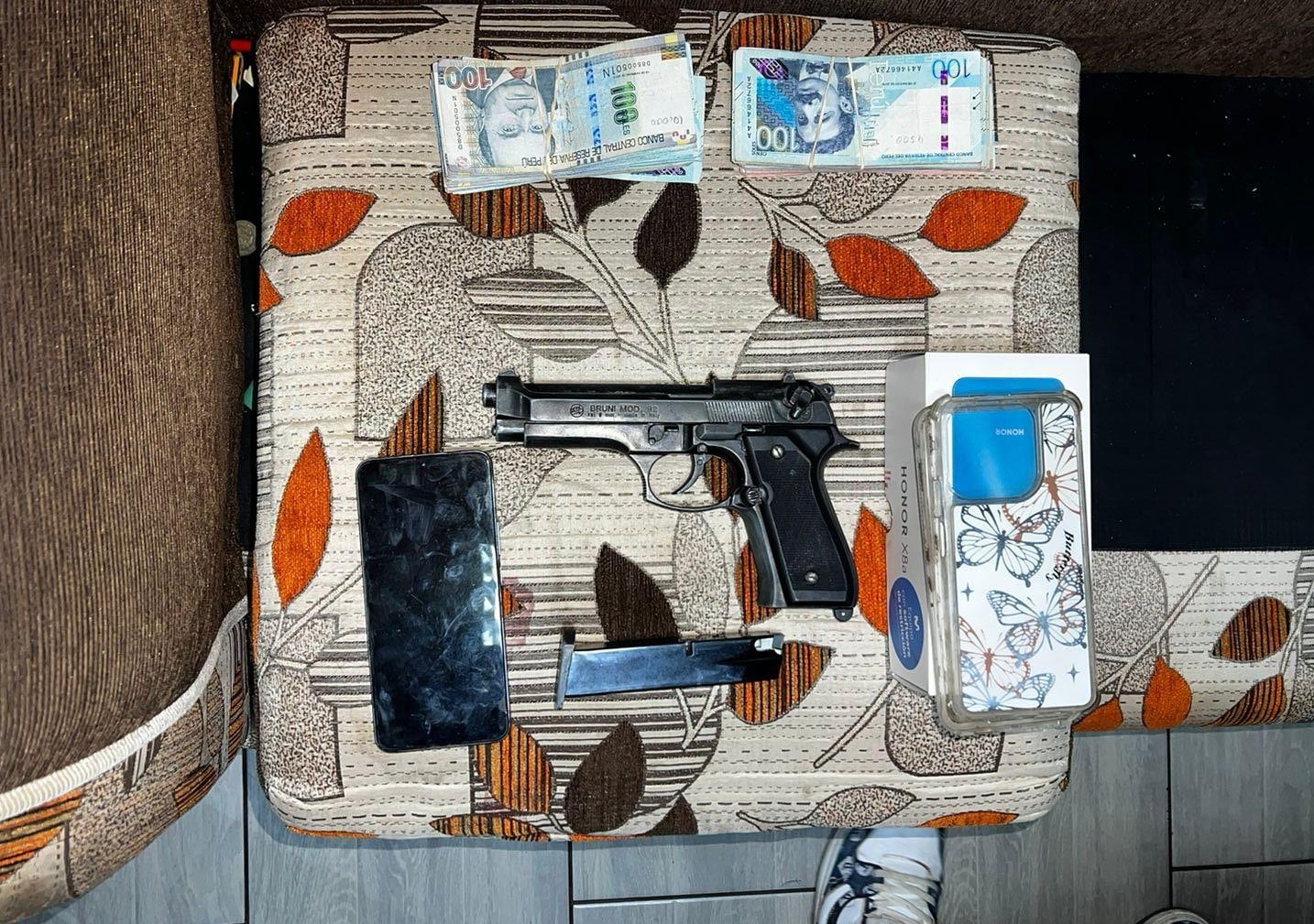 Pareja acusada de extorsión cae con 19 mil 500 soles y una pistola en Arequipa