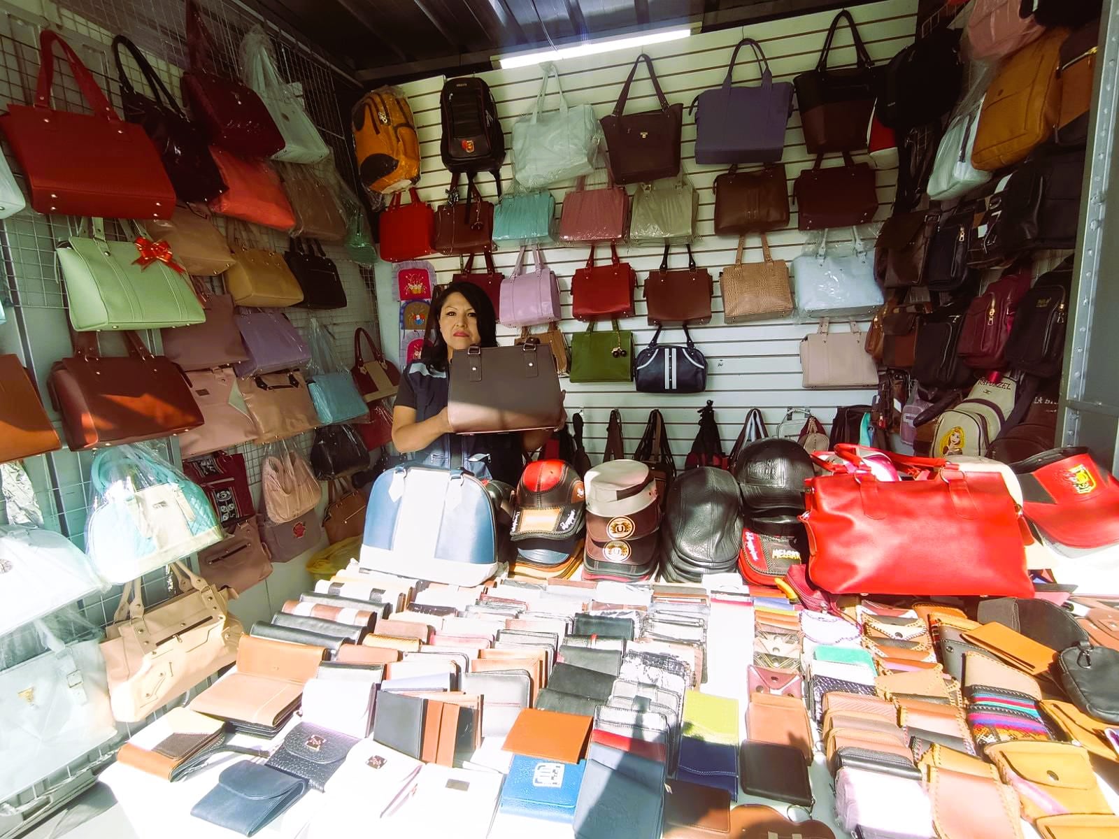 Feria se realiza en la calle Siglo XX con una variedad de productos