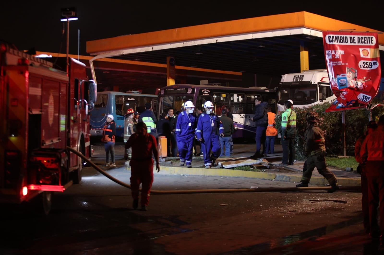 Lima, Lunes 20 de mayo del 2024. Un fallecido y al menos 20 heridos ha dejado la deflagración por fuga de gas glp en un grifo ubicado en el distrito de Villa María del Triunfo. Fotos: Anthony Niño de Guzman