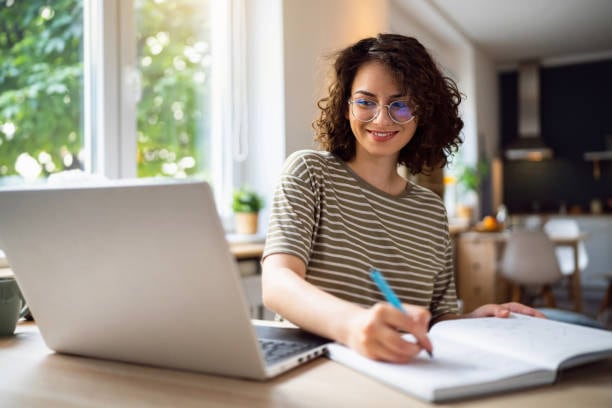 El seguimiento personalizado, la tecnología y el acompañamiento docente son factores que influyen en la permanencia de los estudiantes en la educación superior virtual.