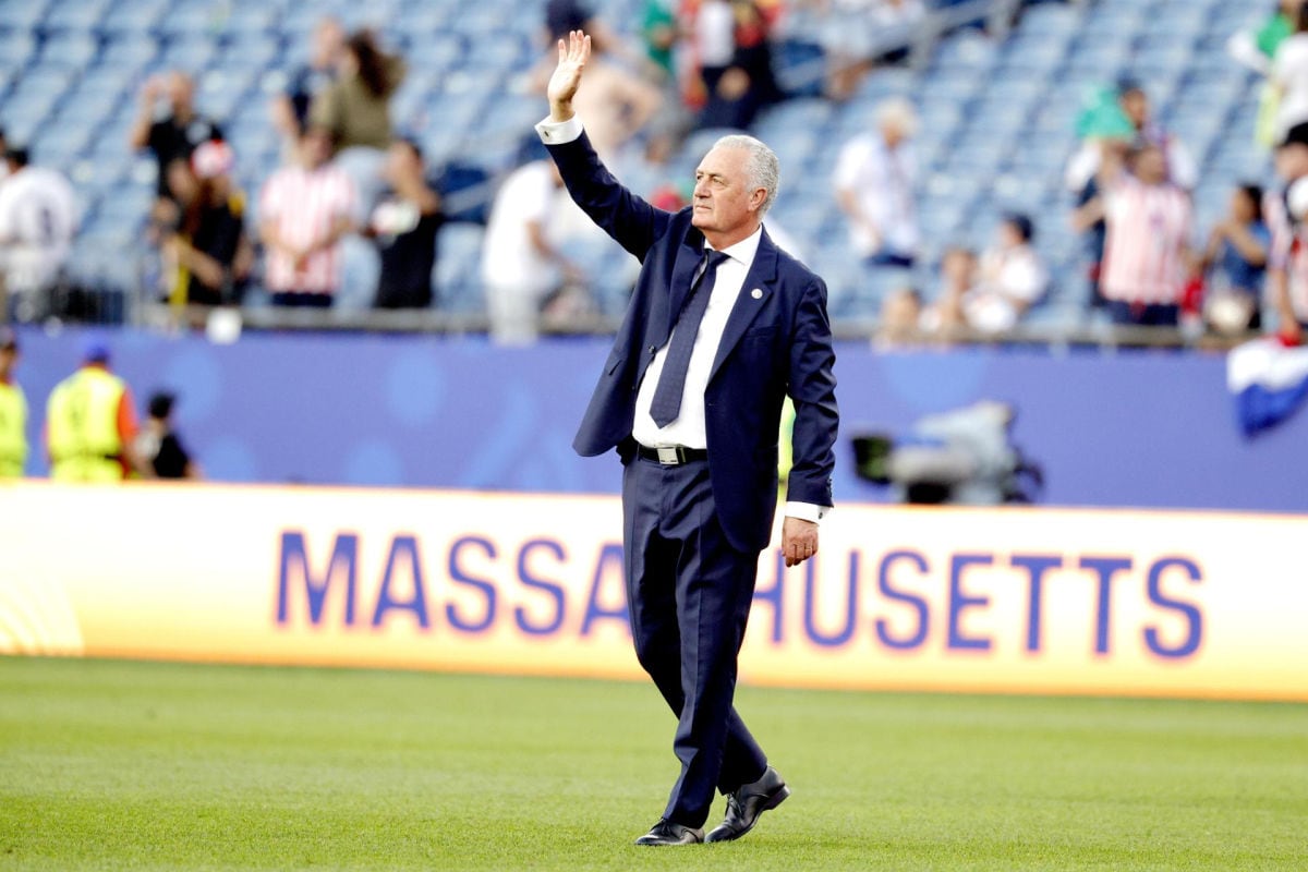 La selección paraguaya cerró su participación en el Mundial 2026 tras caer por 1-0 frente a Francia en octavos de final. Luego del encuentro, Gustavo Alfaro dejó abierta la posibilidad de dejar el cargo y pidió una transformación estructural del fútbol paraguayo. (Foto: EFE/EPA/SHAWN THEW)