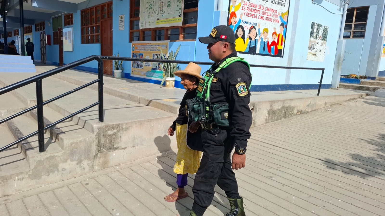 La Policía de Carreteras traslada y ayuda a votar a los adultos mayores.