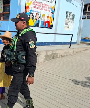 La Policía de Carreteras traslada y ayuda a votar a los adultos mayores.