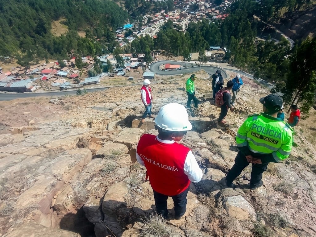 Contraloría alerta sobre riesgo inminente de deslizamientos por grietas y deformaciones en el cerro Pucará