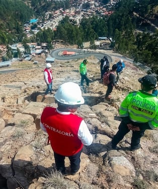 Contraloría alerta sobre riesgo inminente de deslizamientos por grietas y deformaciones en el cerro Pucará