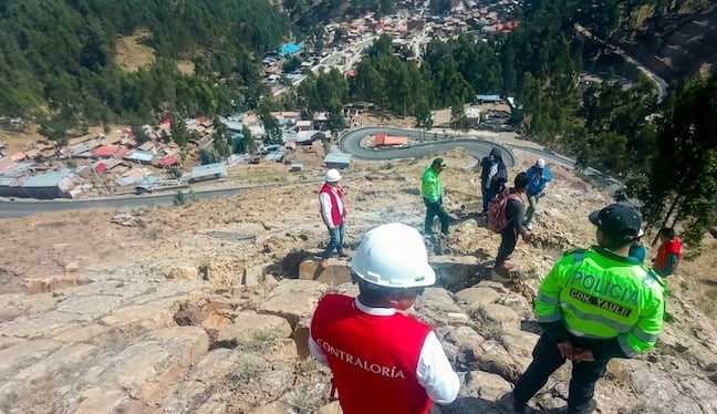 Contraloría alerta sobre riesgo inminente de deslizamientos por grietas y deformaciones en el cerro Pucará
