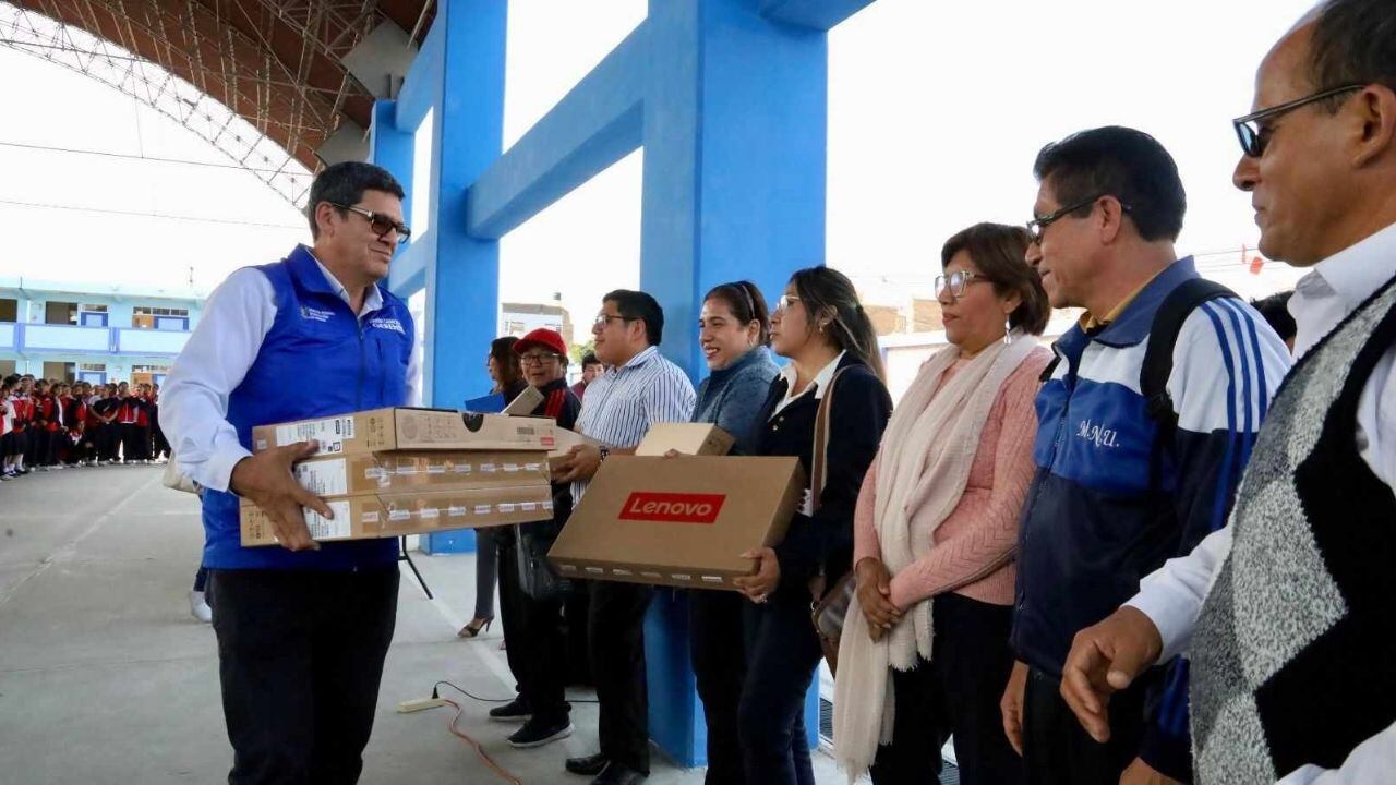Martín Camacho, titular de la Gerencia Regional de Educación de La Libertad, expresa: “cuando Acuña lo dice, Acuña hace”, antes de entregar laptops a docentes.