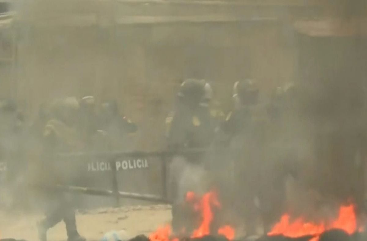 El operativo se desarrolla en el sector San Antonio de Torreblanca, a la altura del kilómetro 23.5 de la avenida Túpac Amaru. Vecinos levantaron barricadas y cuestionaron la medida judicial. (Captura de imagen: América Noticias)