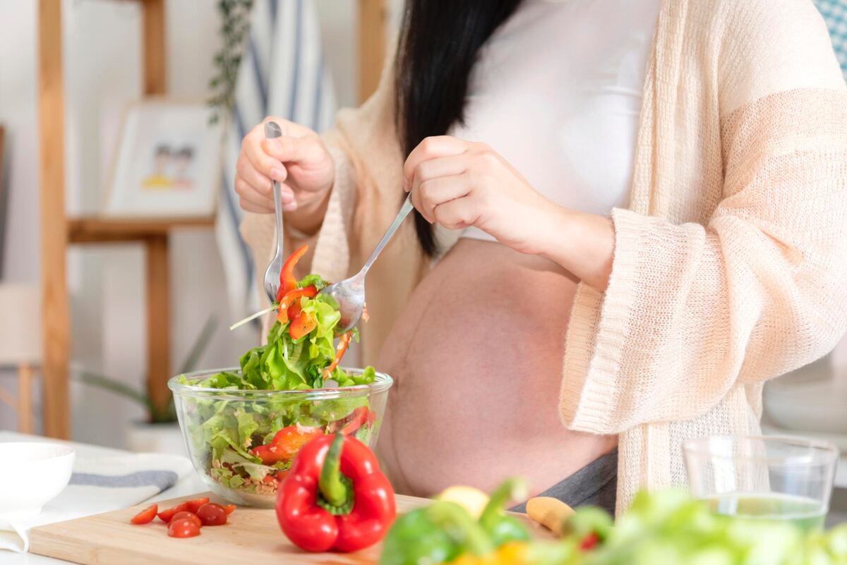 El calor incrementa el riesgo de deshidratación y fatiga en gestantes. Expertos detallan cuidados simples para proteger a la madre y al bebé.
