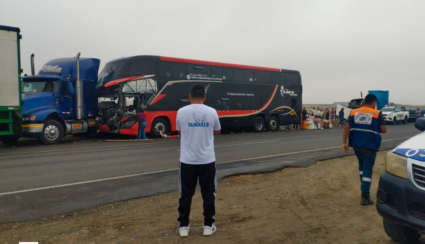 Se vieron involucrados un ómnibus de transporte interprovincial, dos tráileres y un volquete. Varios pasajeros resultaron con lesiones.