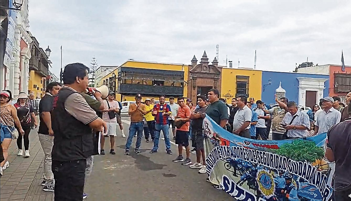 Sindicalistas de las gerencias de Seguridad Ciudadana y del Servicio de Gestión Ambiental de la comuna de Trujillo reclaman mejoras laborales.