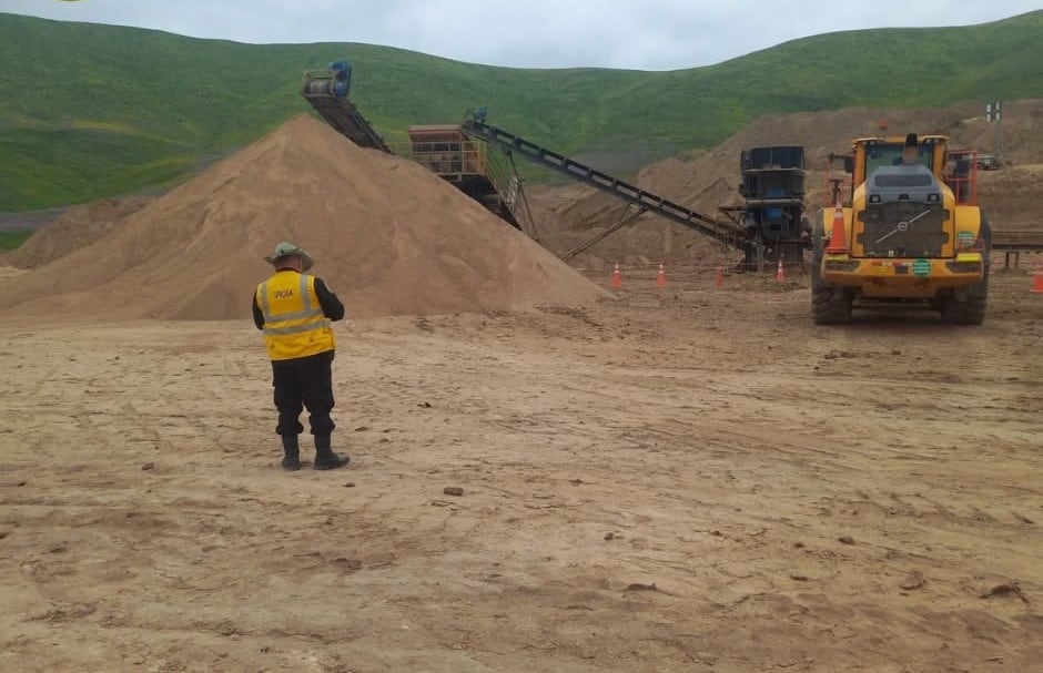 Policía del Ambiente junto a fiscalizadores municipales hicieron una inspección en el área de extracción en las Lomas de Yuta, en Mollendo. Foto: Policía de Ambiente.