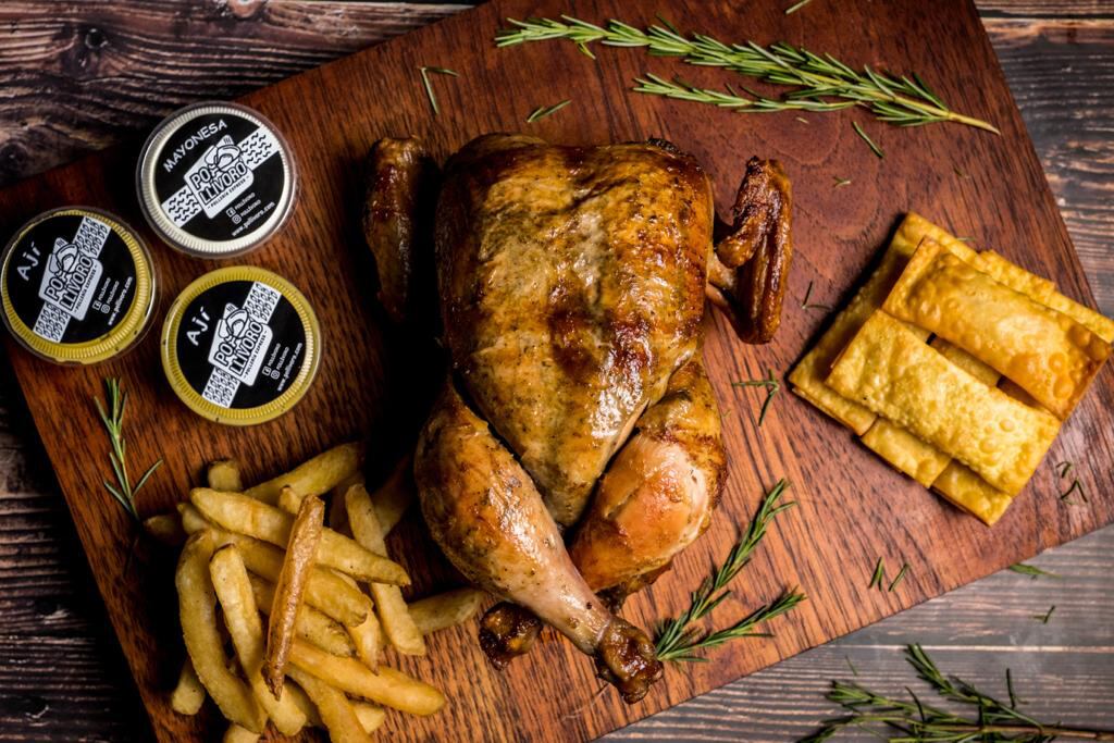 Su principal oferta es el pollo a la brasa y para lograr una gran sazón, lo han macerado en un aderezo que contiene más de 12 ingredientes entre hierbas y condimentos.