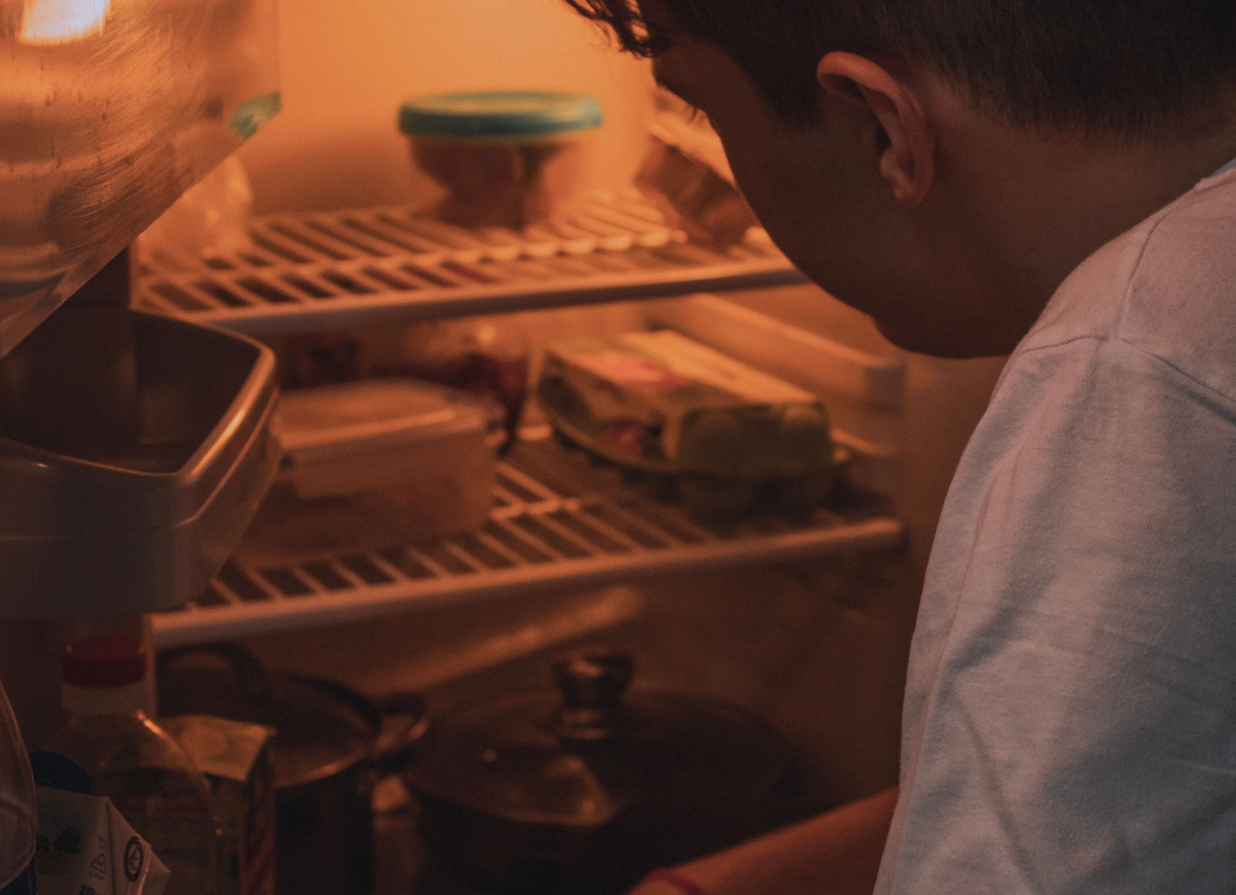 La manipulación inadecuada de los alimentos dentro del hogar es una de las principales causas de intoxicaciones alimentarias. Un especialista advierte sobre los errores más frecuentes y brinda recomendaciones para evitarlos.