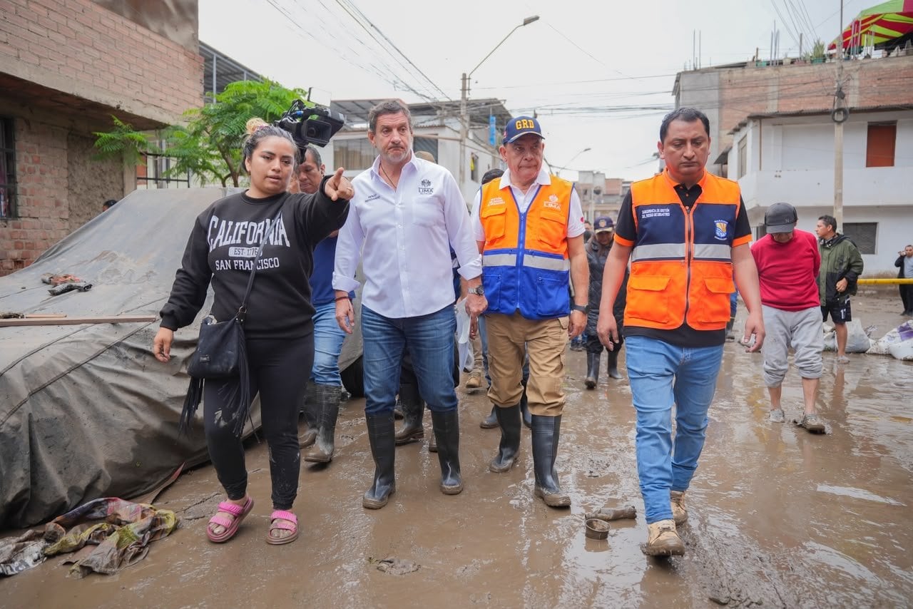 El alcalde de Lima recorrió el Sector 1 de Villa El Salvador y atribuyó el problema a vías construidas sin sistemas de drenaje. Sedapal ofreció cambiar la matriz y activar un seguro por daños materiales. (Fotos: MML/X)
