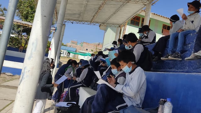 Ayacucho: Estudiantes de la I.E. Abraham Valdelomar reciben clase en el patio