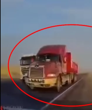 Nasca: tráiler invade carril y casi provoca choque frontal en la Panamericana Sur