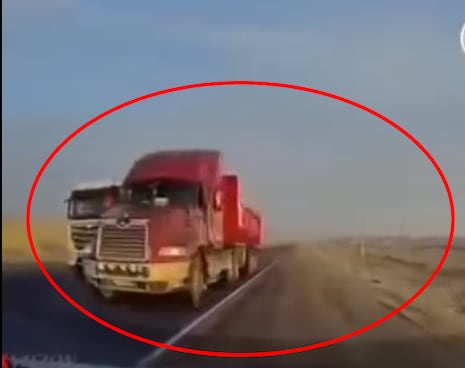 Nasca: tráiler invade carril y casi provoca choque frontal en la Panamericana Sur