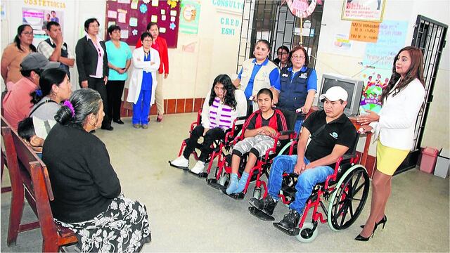 Entregan sillas de ruedas a personas con discapacidad