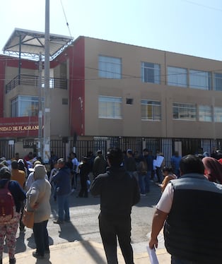 Allegados a la denunciante y quienes respaldan al alcalde protestaron en el juzgado. (Foto: Difusión)
