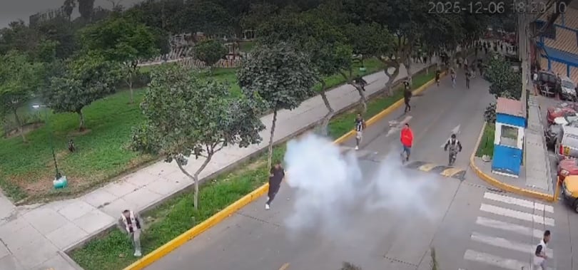 Un enfrentamiento entre presuntos barristas desató el caos en el parque Francisco Graña. Vecinos, incluidos niños, huyeron para ponerse a salvo ante el uso de bombardas y armas blancas. (Captura de América Noticias)