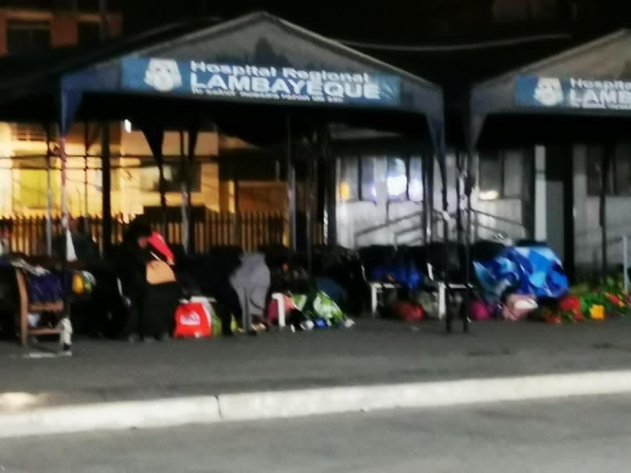 Familiares esperan en el frío, noticias sobre sus pacientes. La Defensoría advirtió que visitará nuevamente el nosocomio en un plazo no mayor a dos semanas.