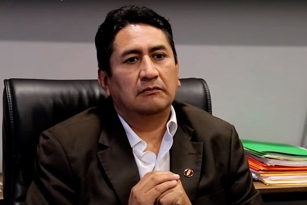 Desde la clandestinidad, el líder de Perú Libre, Vladimir Cerrón, criticó y calificó la detención de su hombre de confianza Eduardo Bendezú como “el show mediático de un fiscal figuretti”.