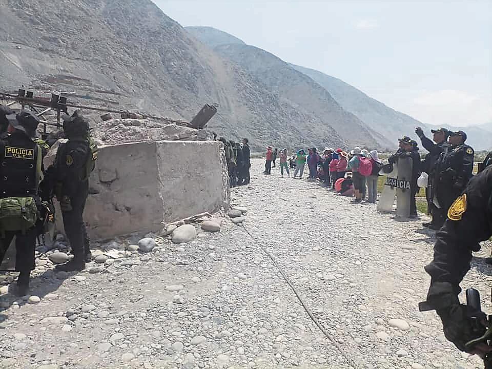 Agentes de la Policía en la zona cuando ocurrió el atentado a la labor minera. (Foto: Difusión)