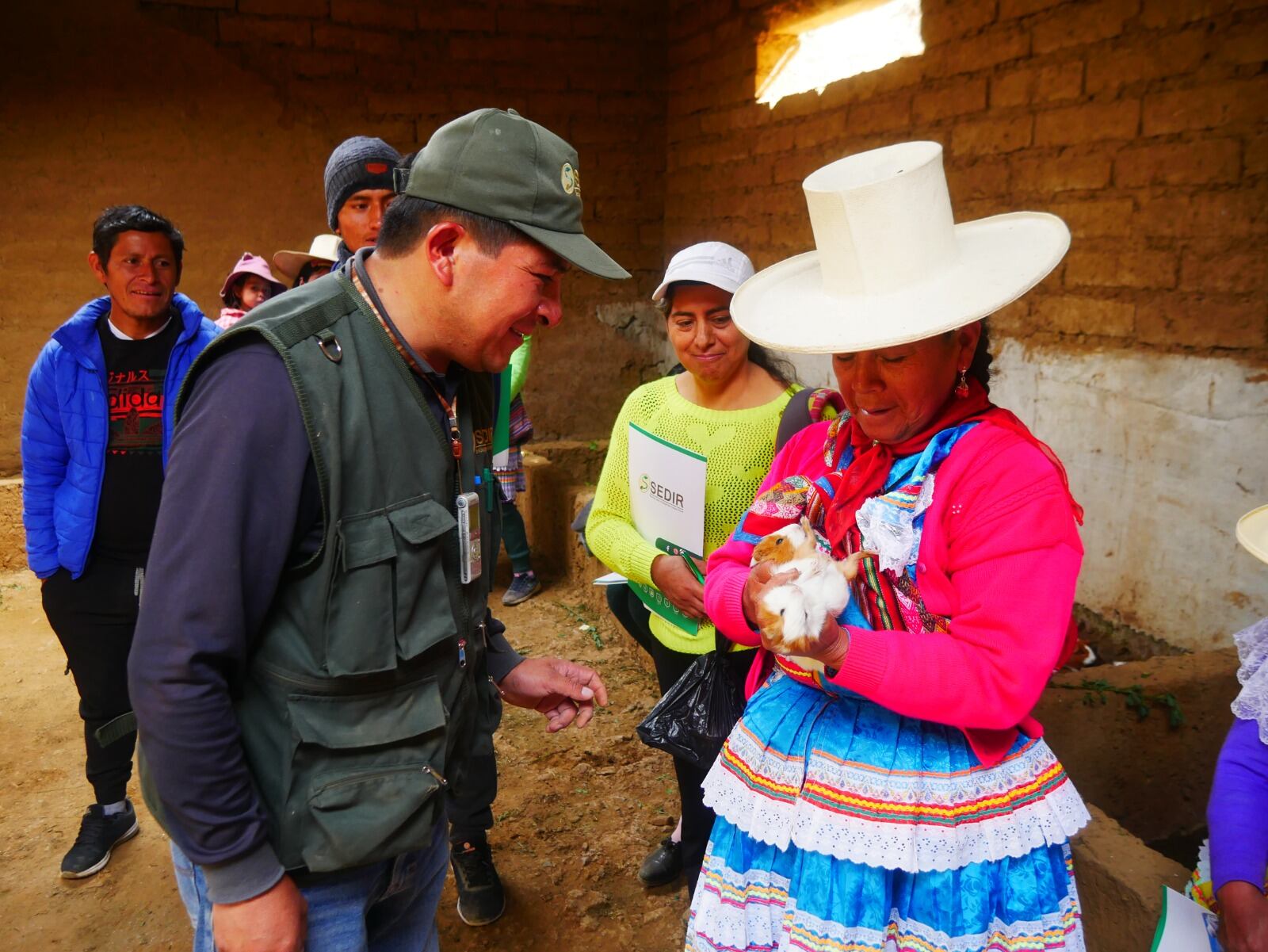 Emprendedoras recibieron clases prácticas en un galpón de Pamparomás para que puedan mejorar su productividad y obtener ingresos mayores.
