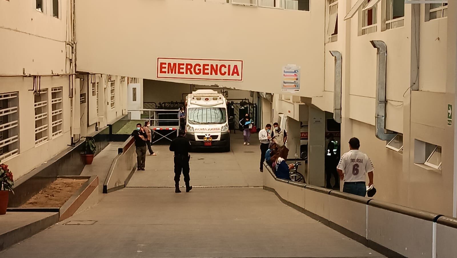 Agente manipulaba su arma cuando se le escapó un tiro, que terminó cayéndole en la cabeza a suboficial de tercera.