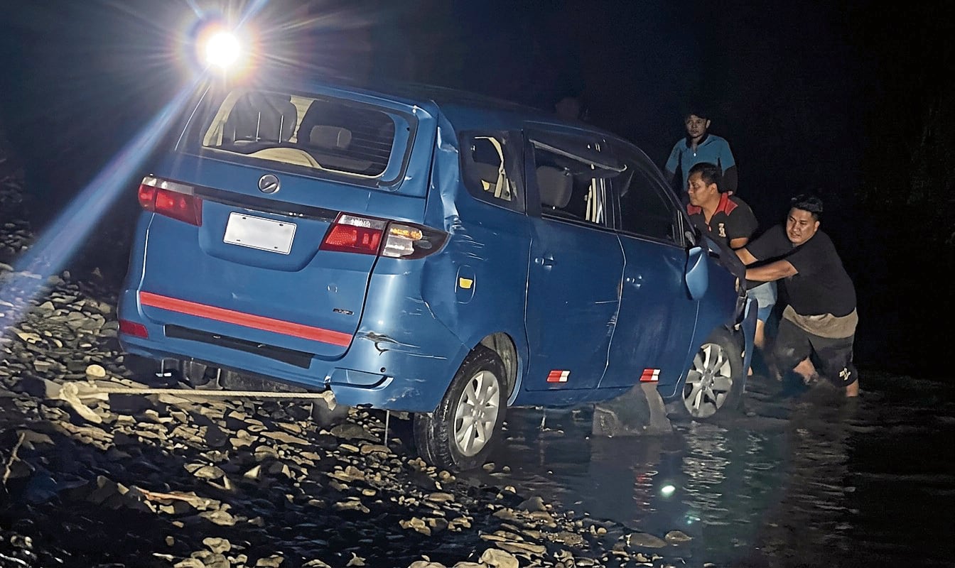 Cinco pasajeros de vehículo se salvan de morir en Piura