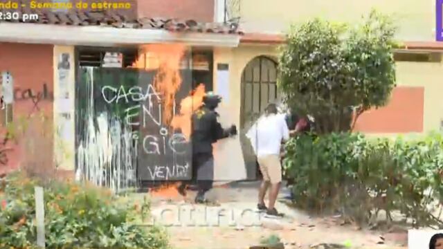 Colegas de policía que resultó en llamas por desalojo en Surco: “Felizmente hemos podido quitarle el chaleco” (VIDEO)