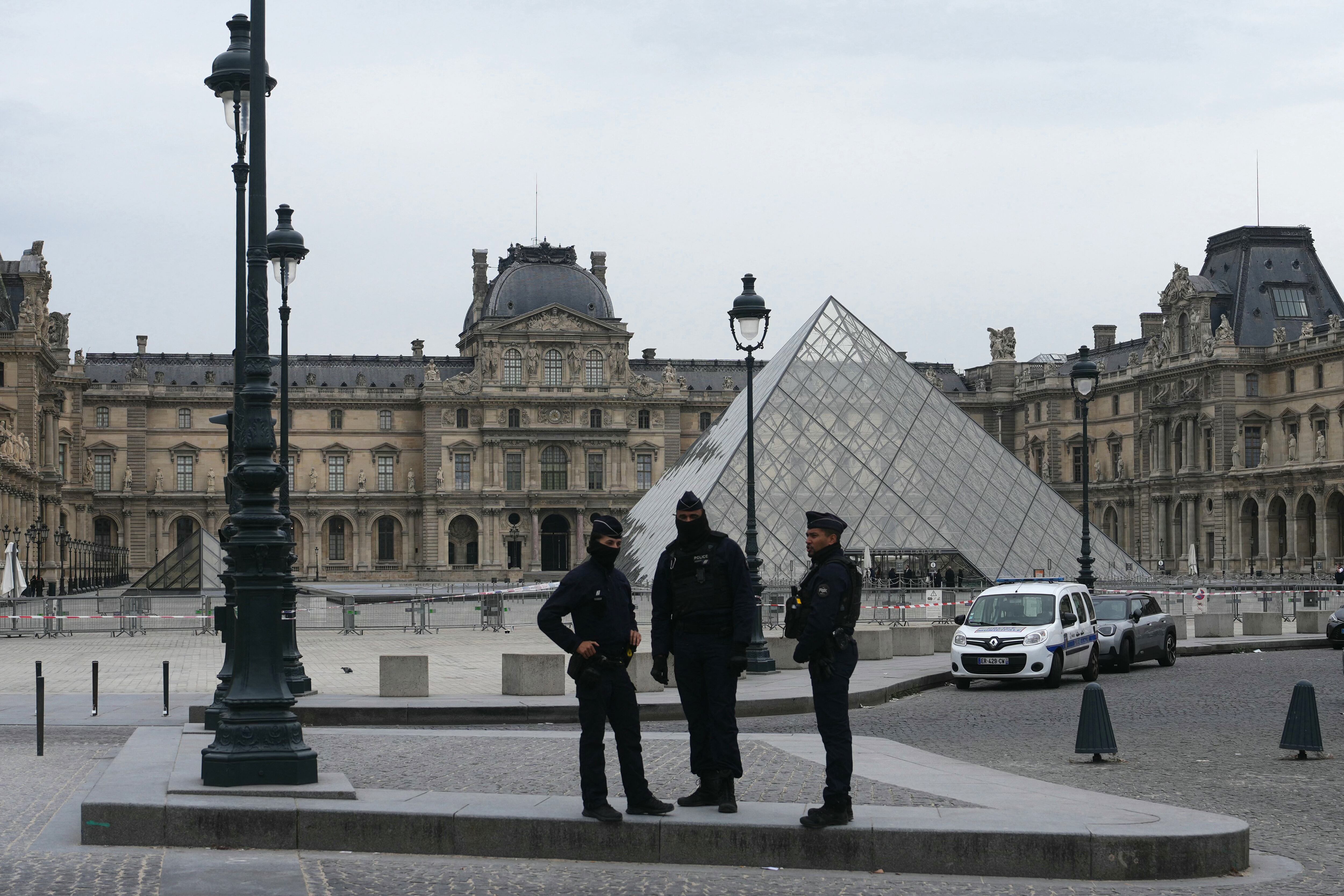 Agentes de la policía francesa frente al Museo del Louvre tras un robo en París el 19 de octubre de 2025. (Foto de Dimitar DILKOFF / AFP).