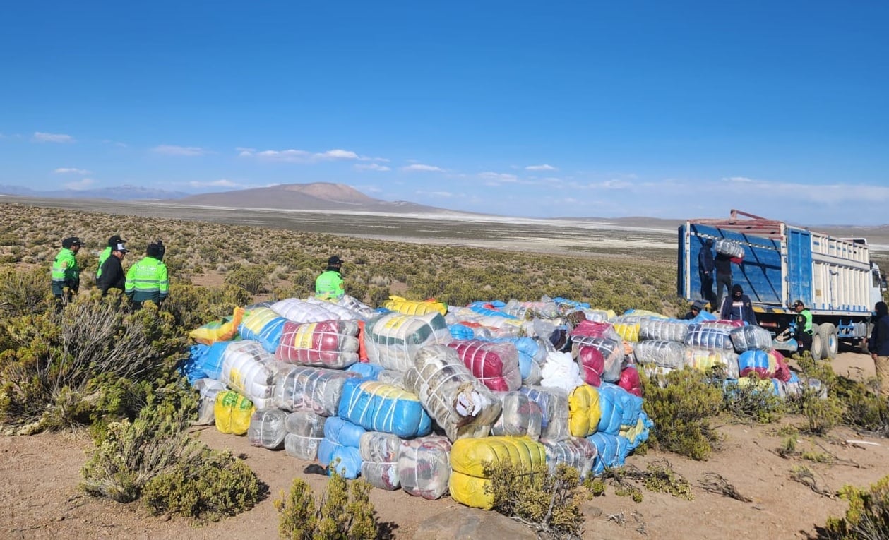 Bultos o sacos precintados con prendas de vestir fueron trasladados a la sede de la Aduana