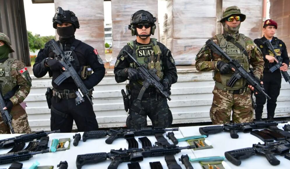 El Ejecutivo destinó más de dos mil armas de asalto y miles de prendas de protección para fortalecer la labor policial en la lucha contra el crimen organizado. FOTO: ANDINA