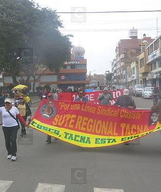 Docentes bloquean carretera Panamericana Sur en Tacna.