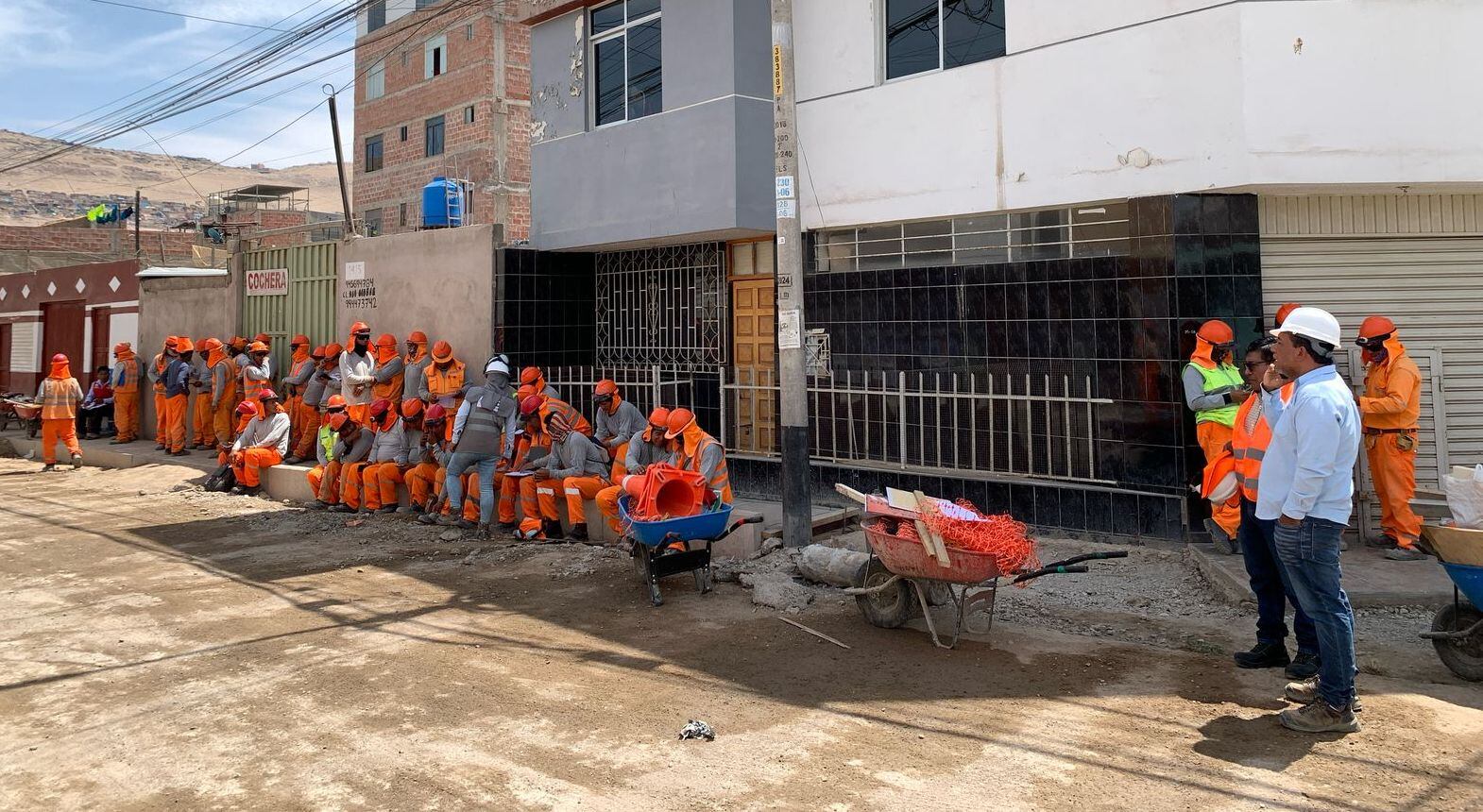 Trabajadores paralizaron sus labores hasta que fueran escuchados en sus petitorios. (Foto: Difusión)