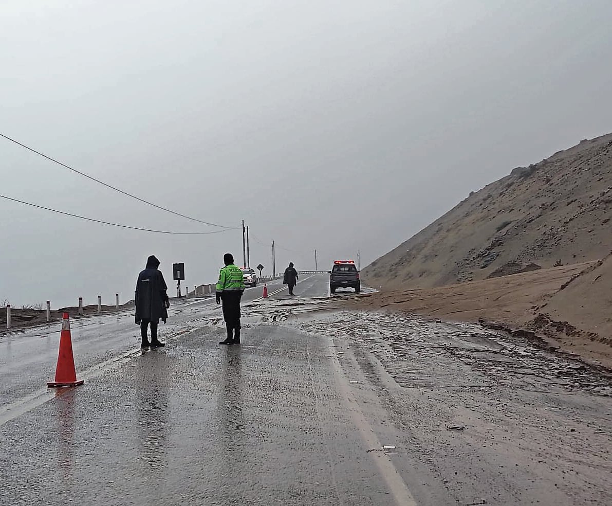 El deslizamiento de lodo afectó la carretera Costanera a la altura del kilómetro 71. (Foto: Difusión)