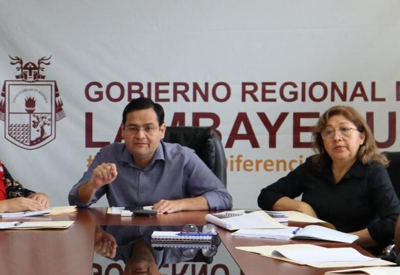 Gobernador estuvo en EE.UU gozando de sus vacaciones, dejando en el cargo a vicegobernadora Flor Saavedra.