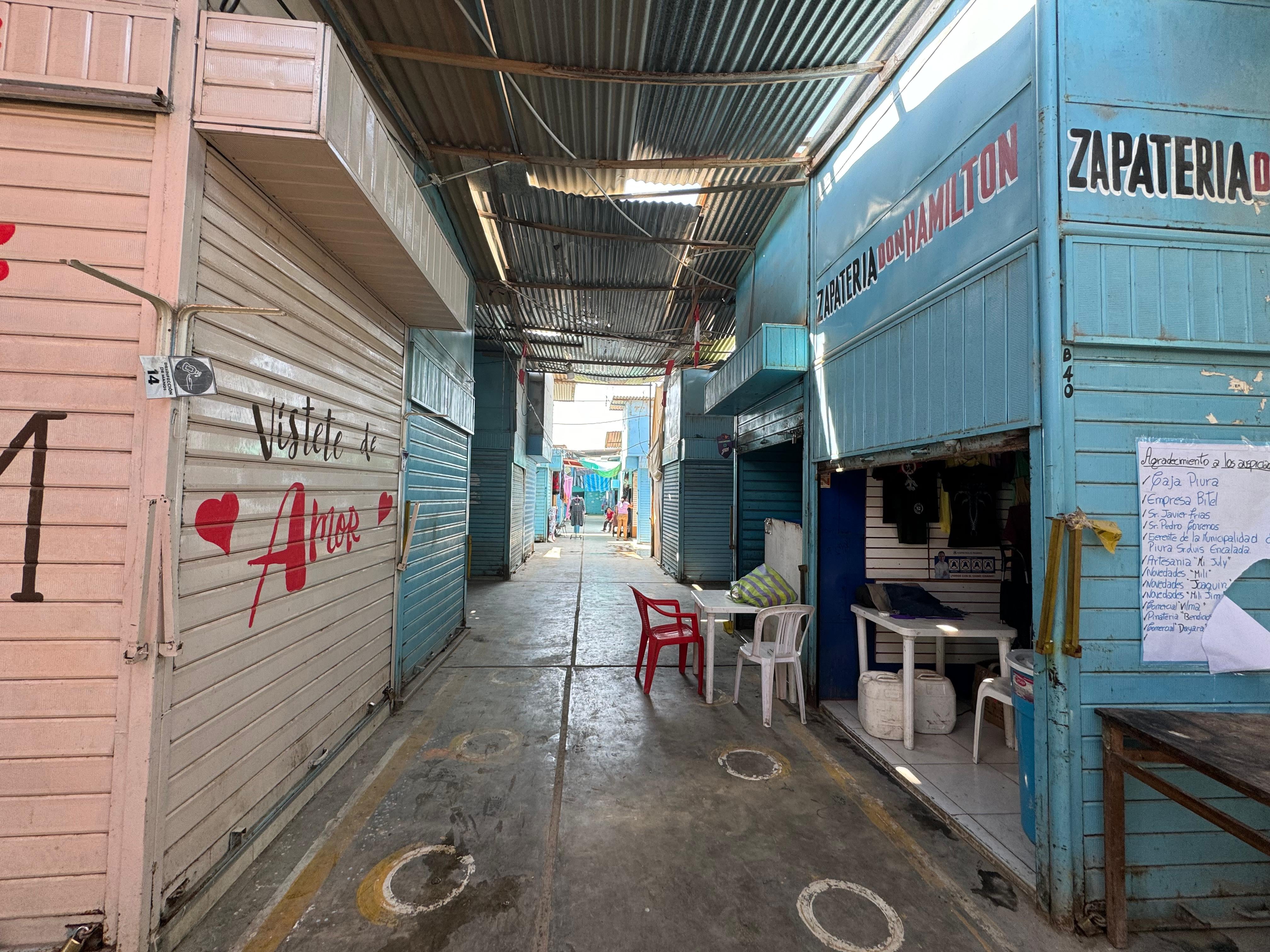 Comerciantes mantienen cerrados sus puestos