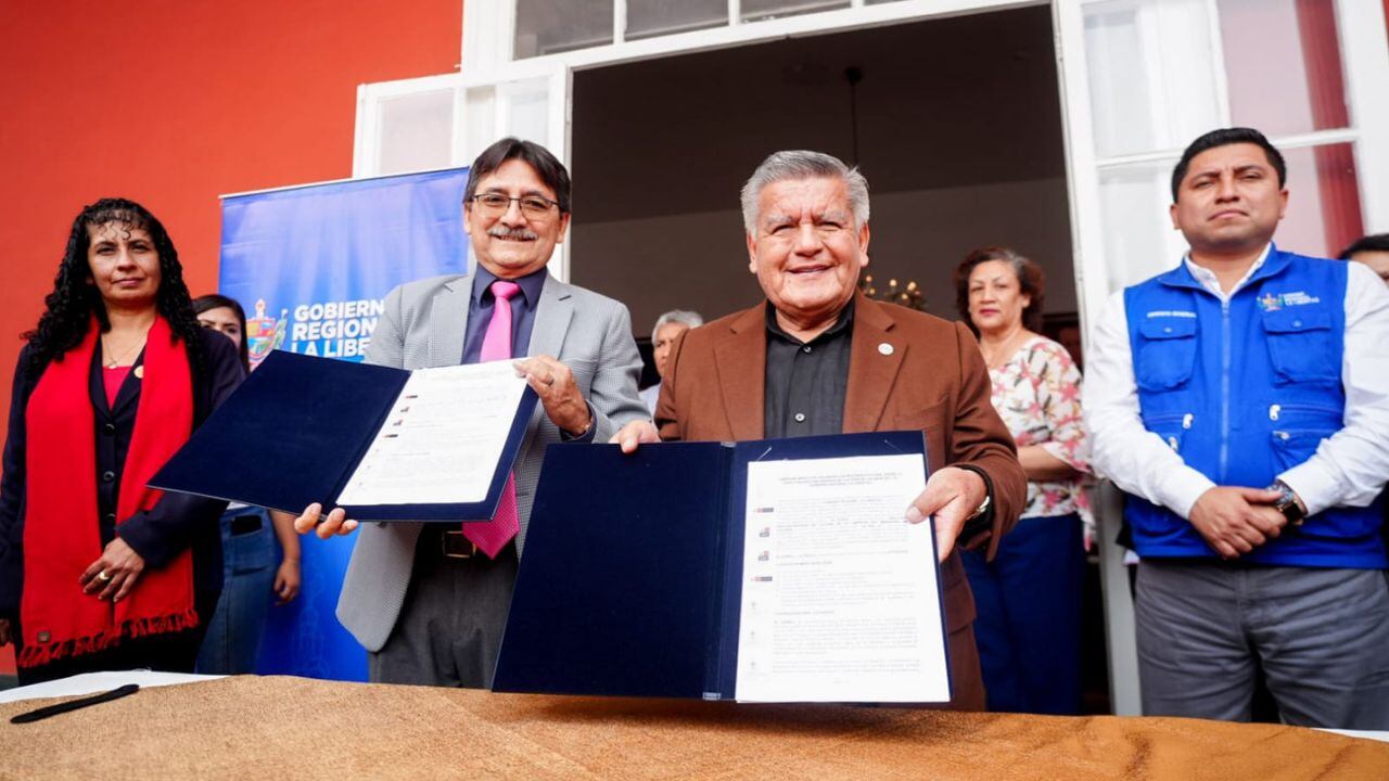 Gobernador regional César Acuña y director de la DDC-La Libertad, David Calderón firmaron convenio marco de mutua coordinación y colaboración en la Casa de Gobierno.