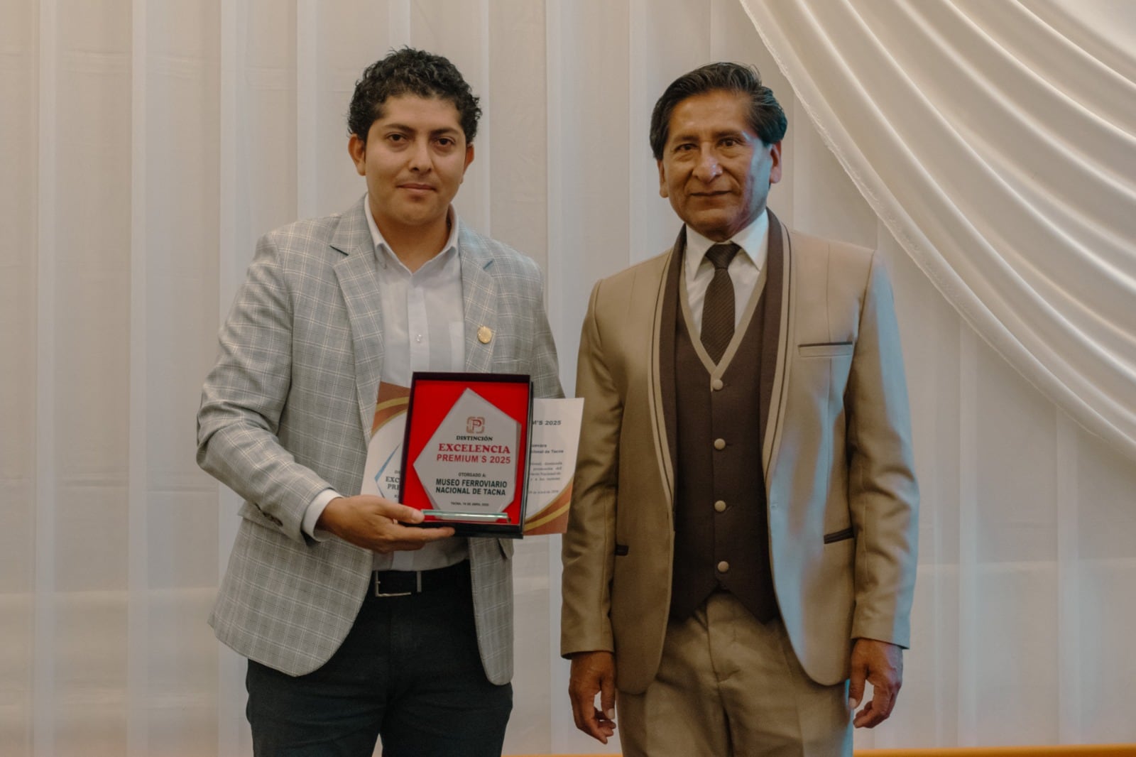 Condecoración se dio en la XI Edición de Distinciones de Excelencia Premiun´s. (Foto: Difusión)