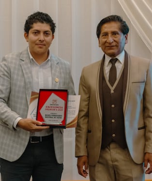 Condecoración se dio en la XI Edición de Distinciones de Excelencia Premiun´s. (Foto: Difusión)